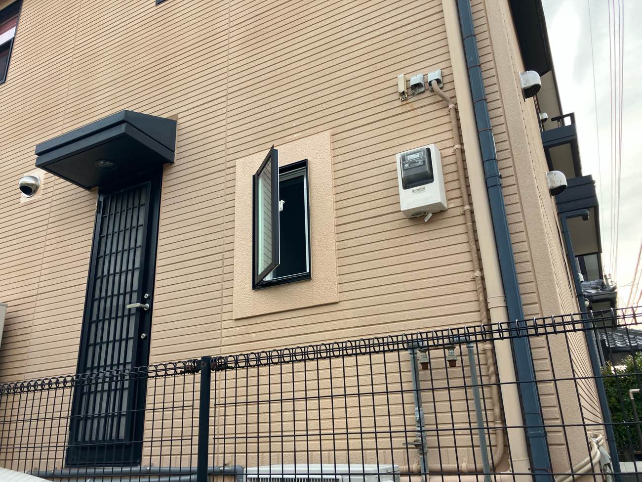 お気に入りのキッチン空間へ。造作カウンターとクロス選びにこだわったリフォーム