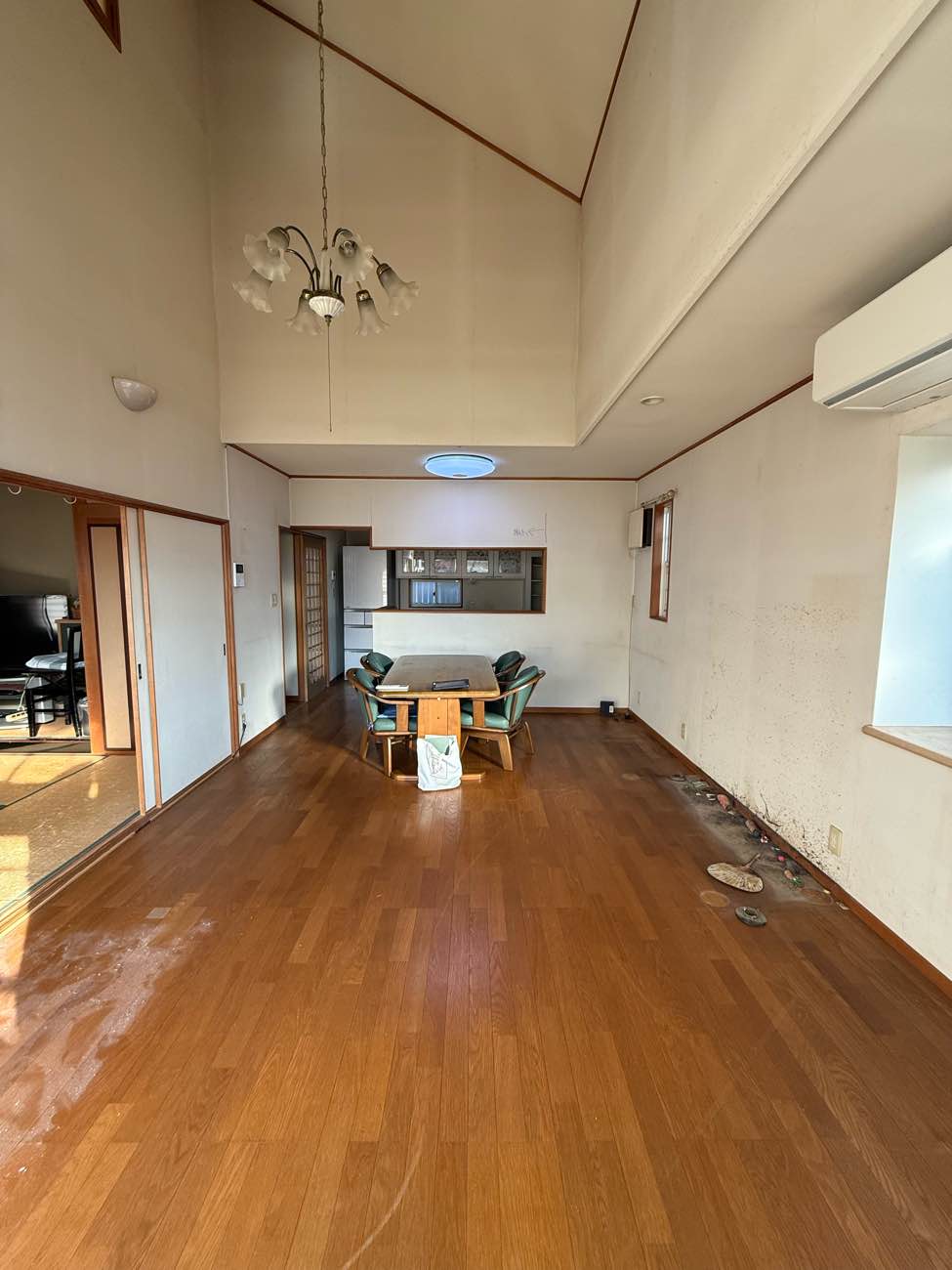 吊り戸棚を撤去し、明るく開放的なLDKへ。ご夫婦のこれからを見据えた住まいづくり