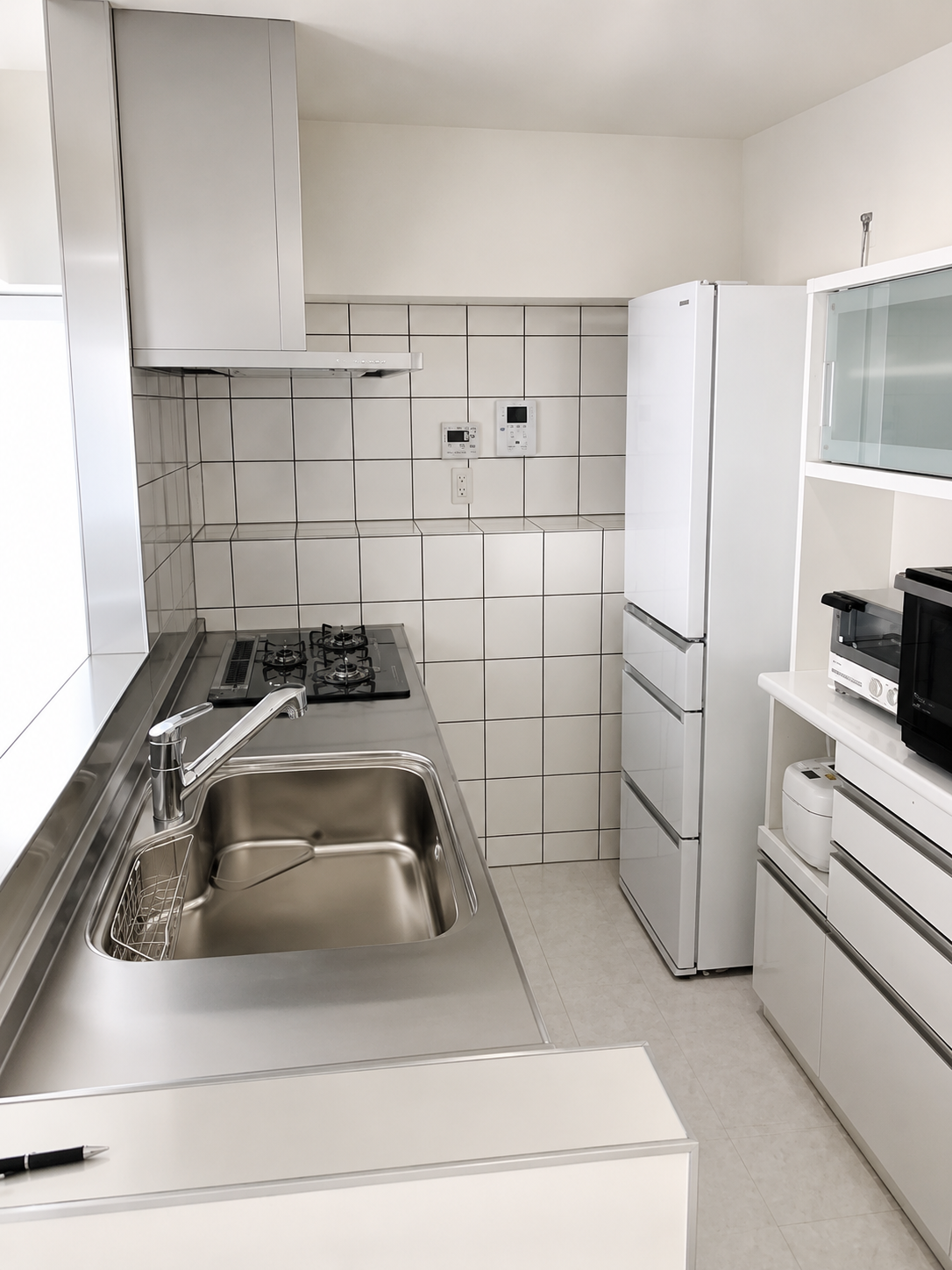 大理石調フロアと漆喰で叶えた、ホテルライクな住まい ── H様邸 マンションリノベーション工事／長崎市
