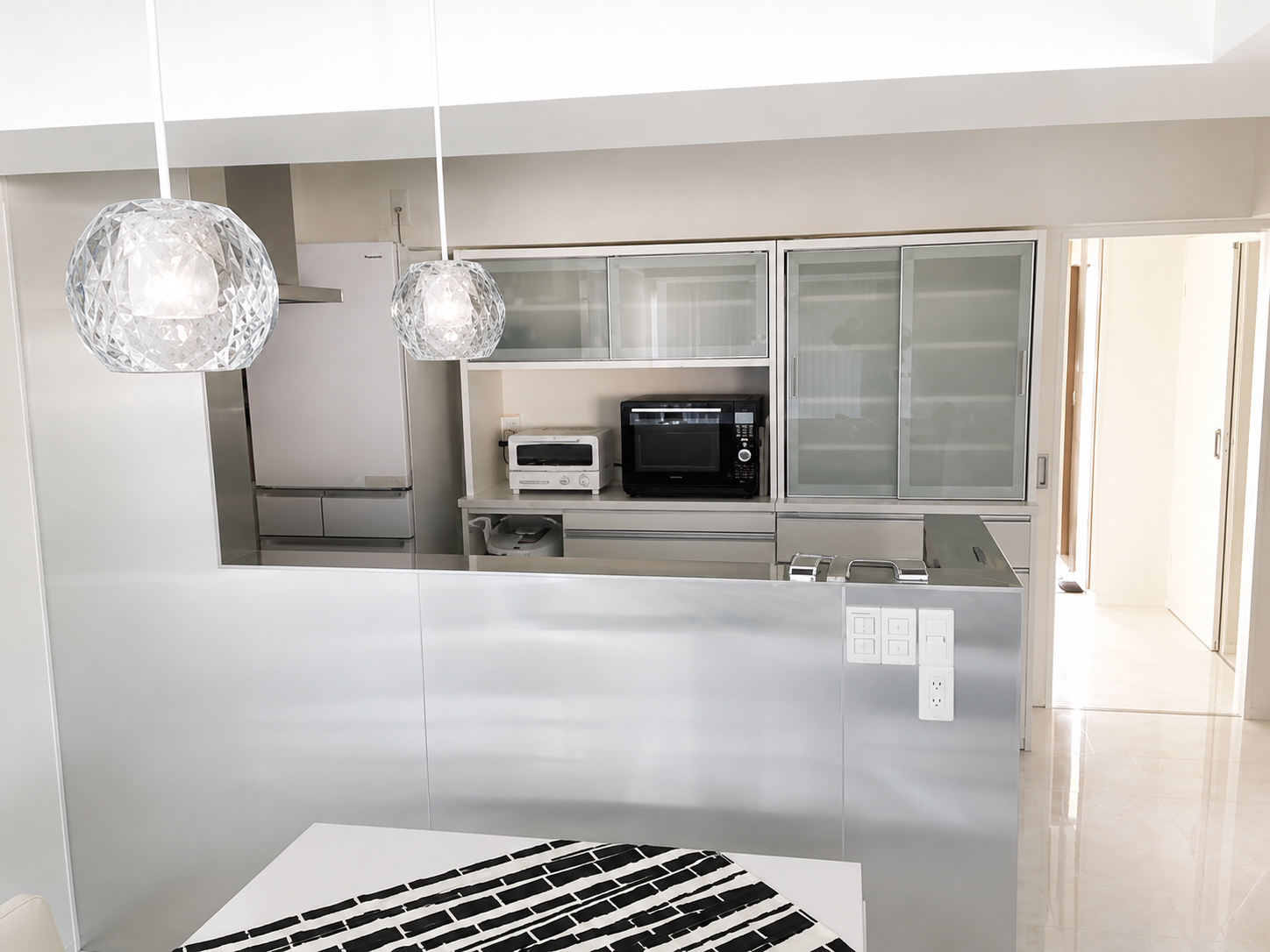 大理石調フロアと漆喰で叶えた、ホテルライクな住まい ── H様邸 マンションリノベーション工事／長崎市