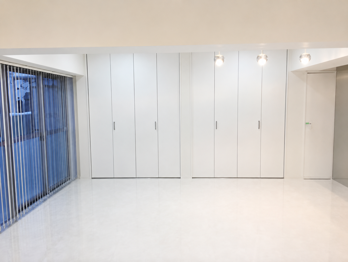 大理石調フロアと漆喰で叶えた、ホテルライクな住まい ── H様邸 マンションリノベーション工事／長崎市