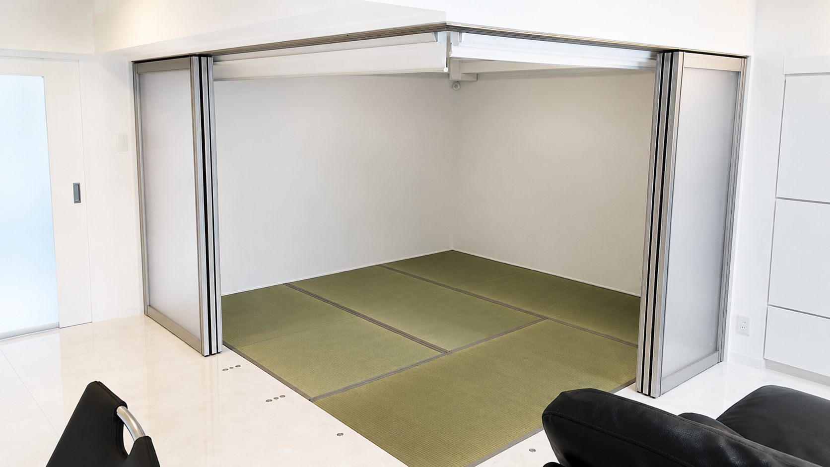大理石調フロアと漆喰で叶えた、ホテルライクな住まい ── H様邸 マンションリノベーション工事／長崎市