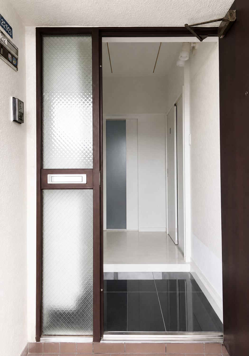 大理石調フロアと漆喰で叶えた、ホテルライクな住まい ── H様邸 マンションリノベーション工事／長崎市
